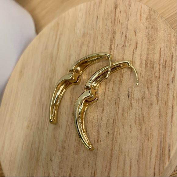 Huggie Gold Hoop Earrings Chunky Oval Drop - Picture 5 of 6